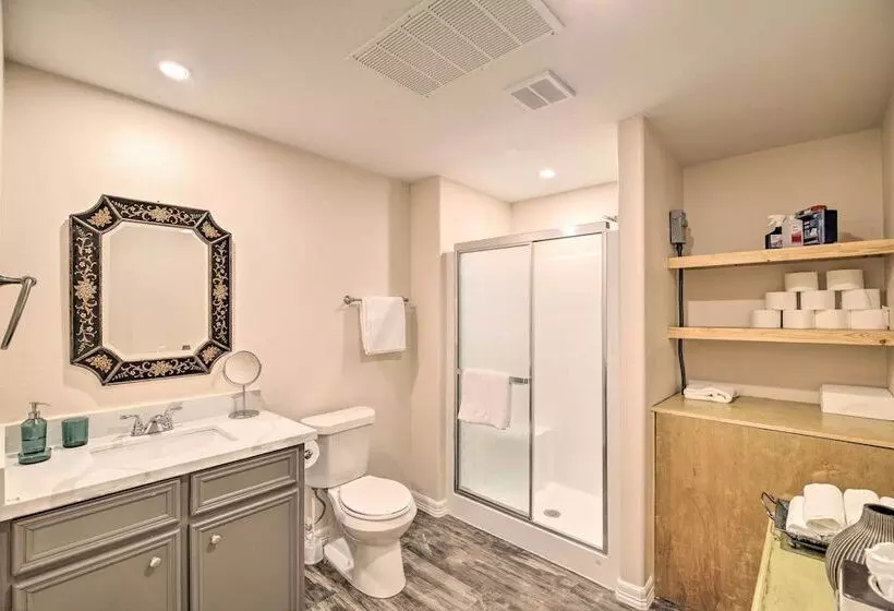 Lakefront Cabin W/ Access To 2 Paddleboats!