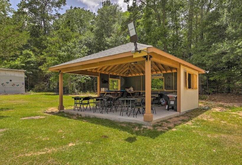 Lakefront Cabin W/ Access To 2 Paddleboats!