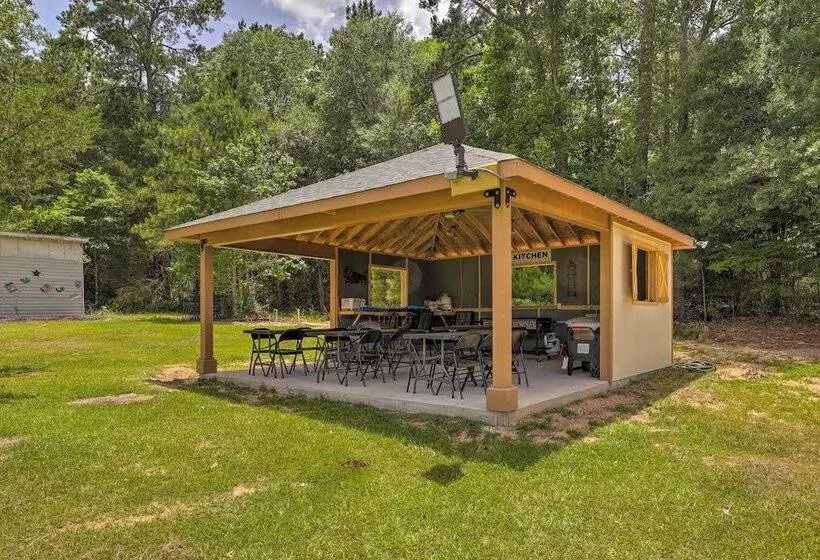 Lakefront Cabin W/ Access To 2 Paddleboats!