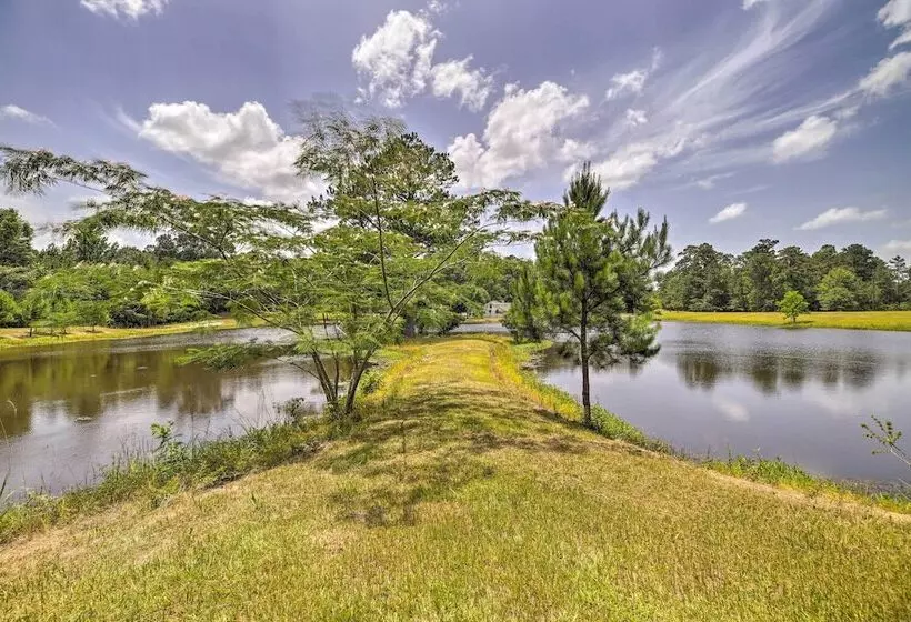 Lakefront Cabin W/ Access To 2 Paddleboats!