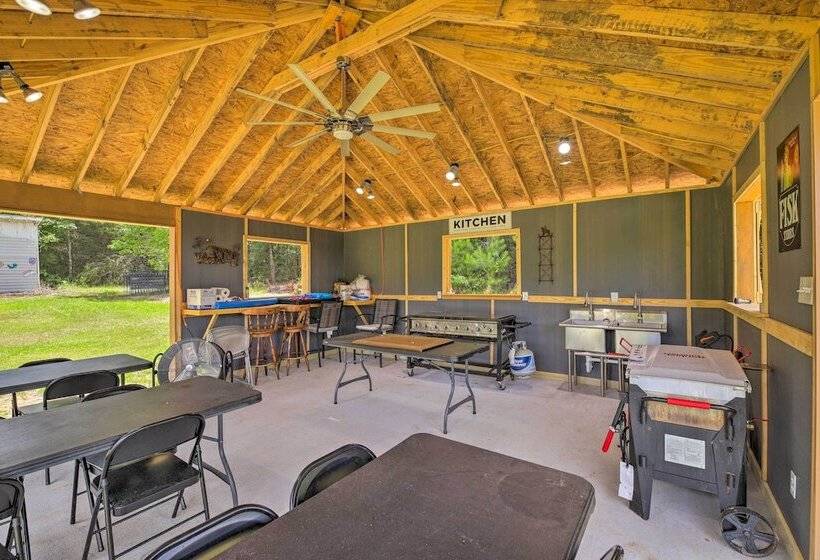 Lakefront Cabin W/ Access To 2 Paddleboats!