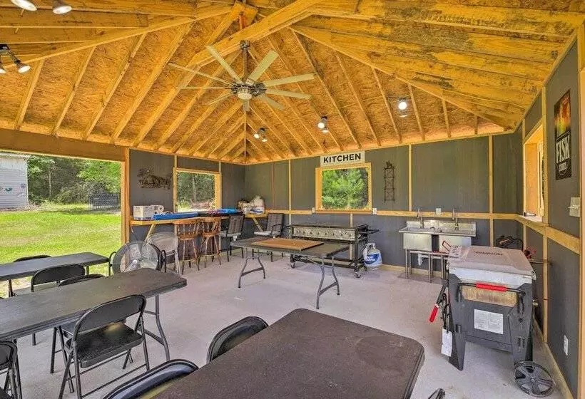 Lakefront Cabin W/ Access To 2 Paddleboats!