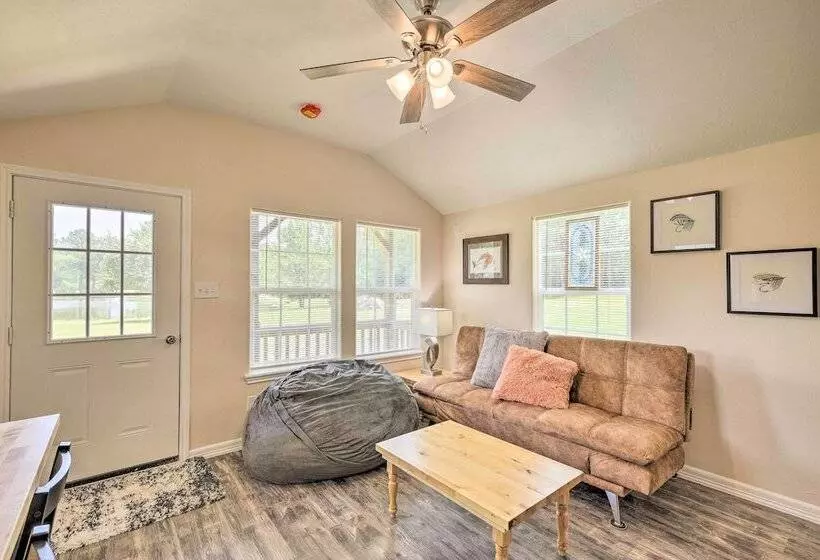 Lakefront Cabin W/ Access To 2 Paddleboats!