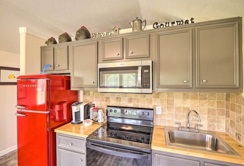 Lakefront Cabin W/ Access To 2 Paddleboats!