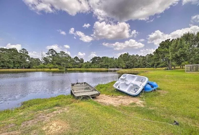 Lakefront Cabin W/ Access To 2 Paddleboats!