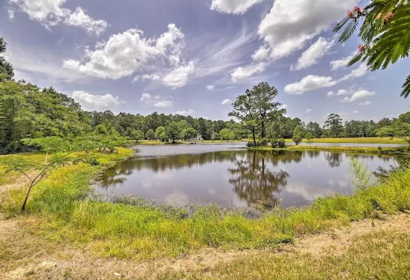 Lakefront Cabin W/ Access To 2 Paddleboats!