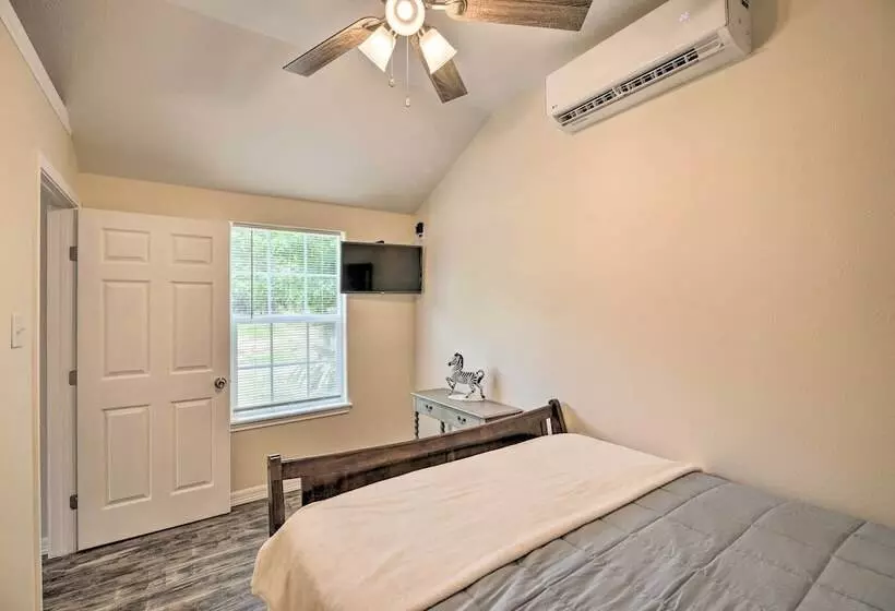 Lakefront Cabin W/ Access To 2 Paddleboats!