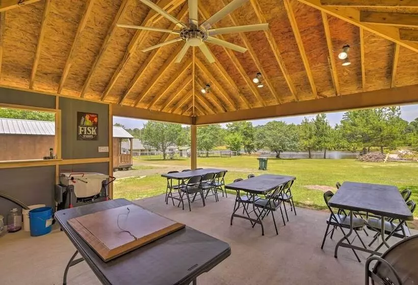 Lakefront Cabin W/ Access To 2 Paddleboats!