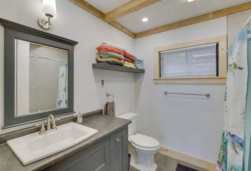 Lakefront Hartford Cabin W/ Canoe & Boat Ramp