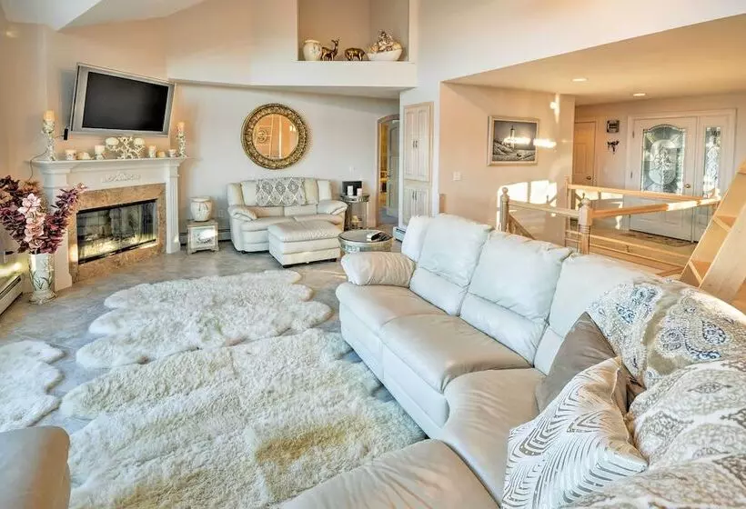 Luxurious Oceanfront Flanders Bay Home W/ Kayaks!