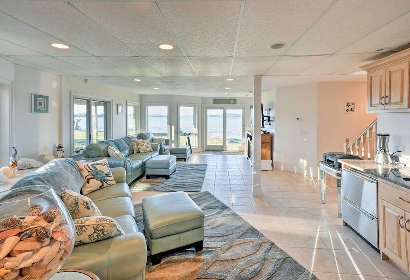 Luxurious Oceanfront Flanders Bay Home W/ Kayaks!