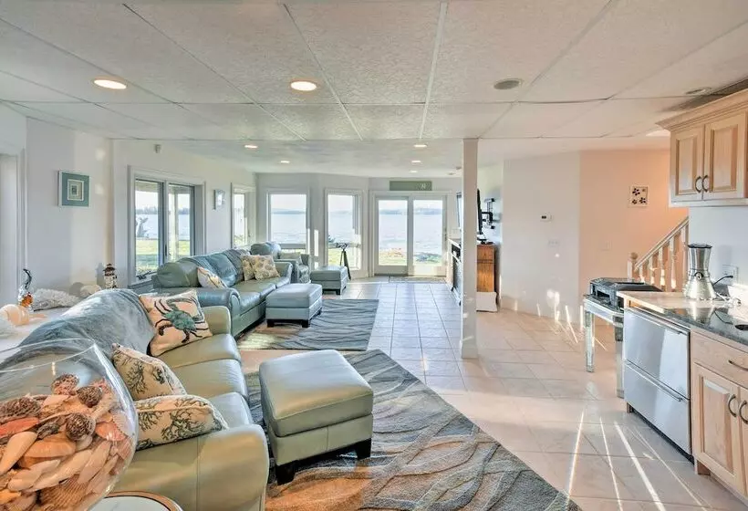 Luxurious Oceanfront Flanders Bay Home W/ Kayaks!
