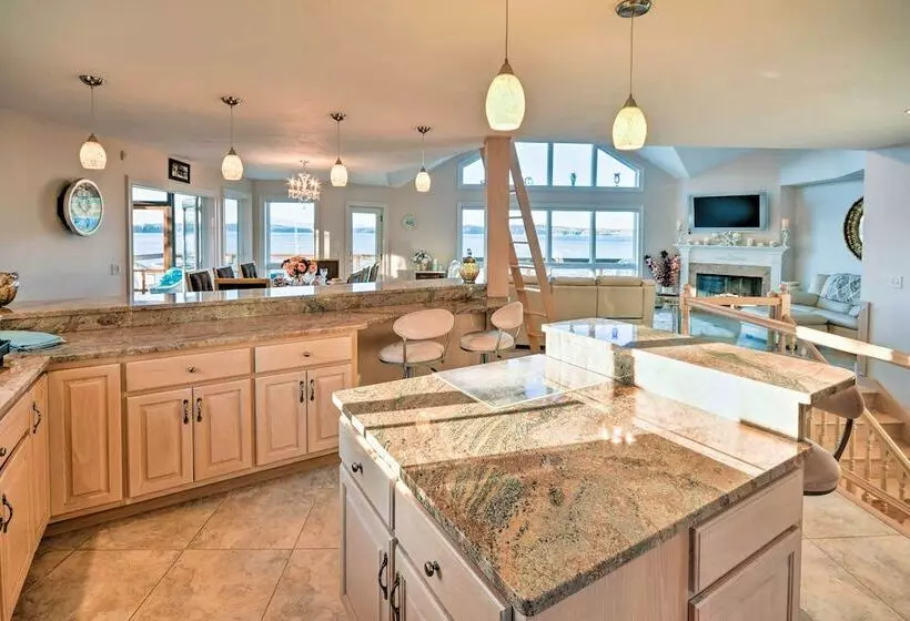 Luxurious Oceanfront Flanders Bay Home W/ Kayaks!