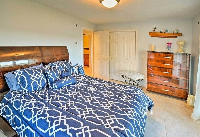 Luxurious Oceanfront Flanders Bay Home W/ Kayaks!