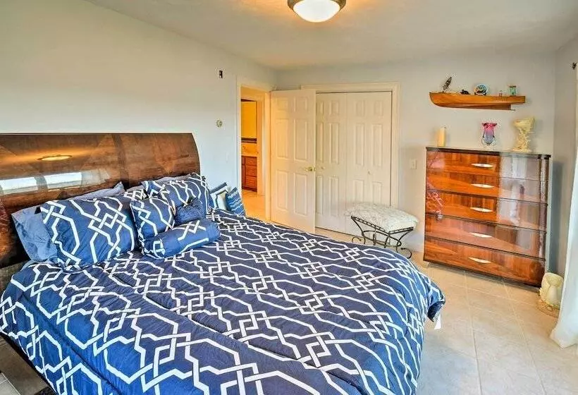 Luxurious Oceanfront Flanders Bay Home W/ Kayaks!