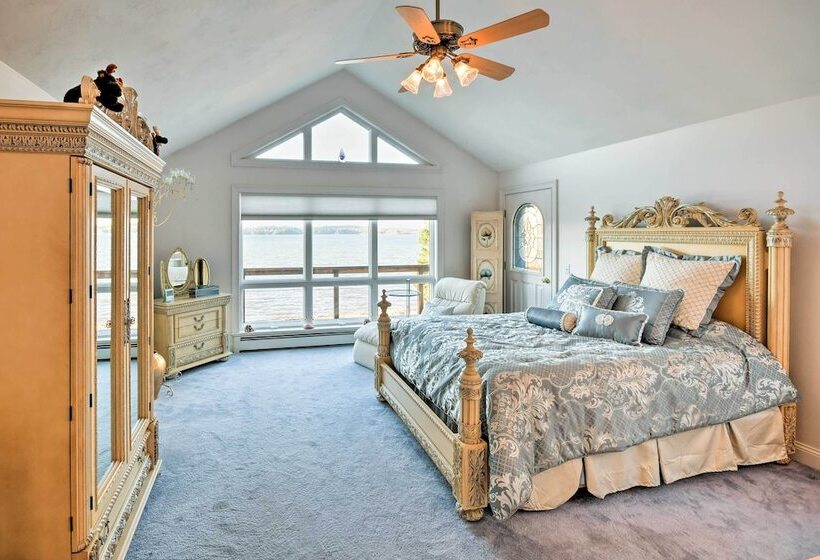 Luxurious Oceanfront Flanders Bay Home W/ Kayaks!