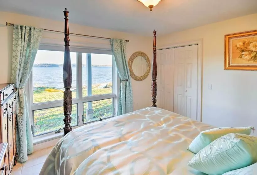 Luxurious Oceanfront Flanders Bay Home W/ Kayaks!