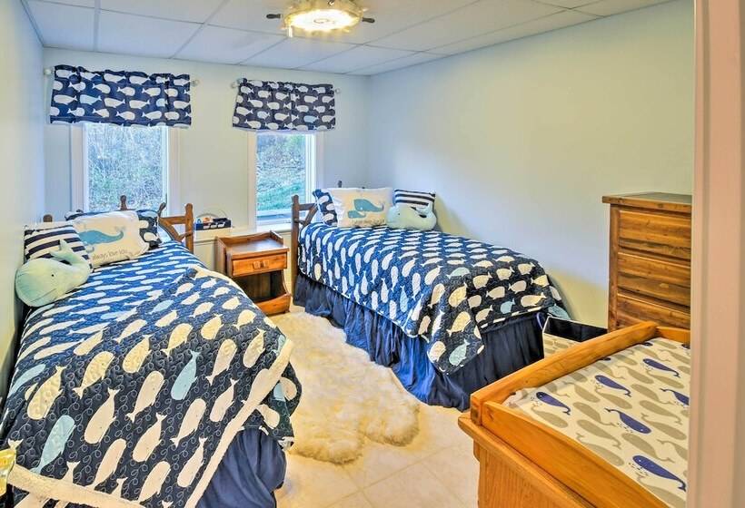 Luxurious Oceanfront Flanders Bay Home W/ Kayaks!