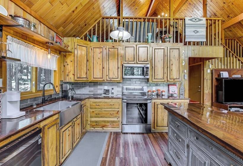 Modern Black Hills Cabin W/ Loft & Wraparound Deck