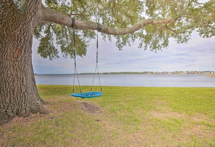 Modern Lake Conroe House W/ Lakefront Park & Deck!