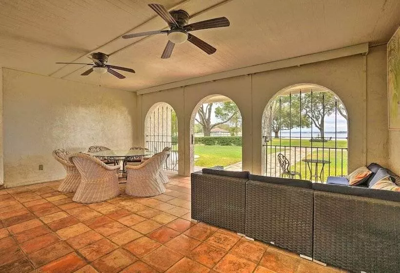 Modern Lake Conroe House W/ Lakefront Park & Deck!