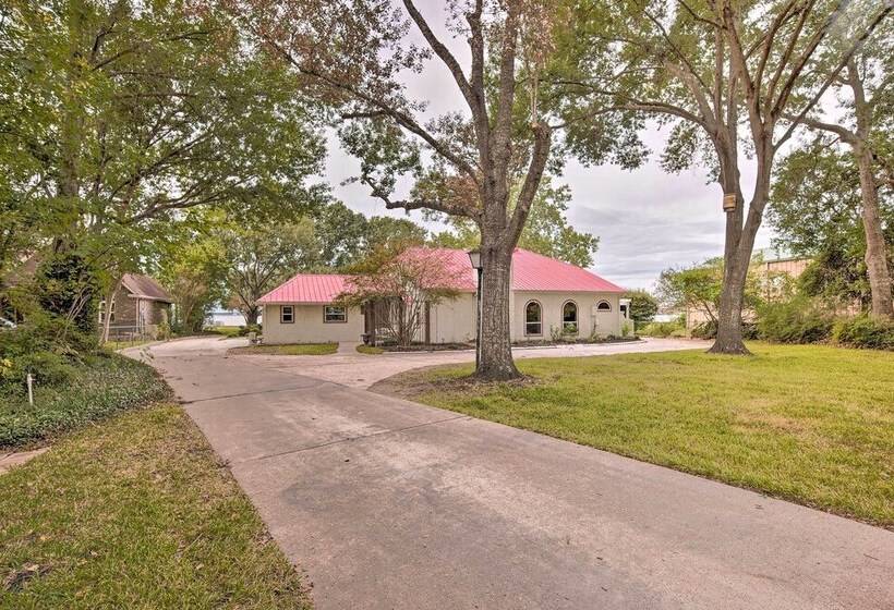 Modern Lake Conroe House W/ Lakefront Park & Deck!