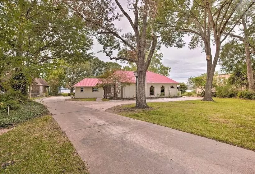 Modern Lake Conroe House W/ Lakefront Park & Deck!
