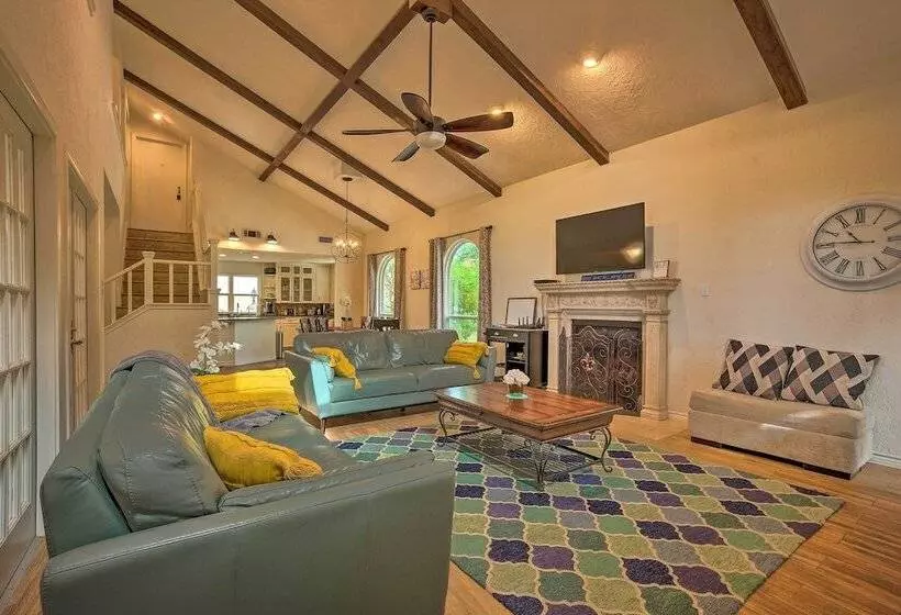 Modern Lake Conroe House W/ Lakefront Park & Deck!