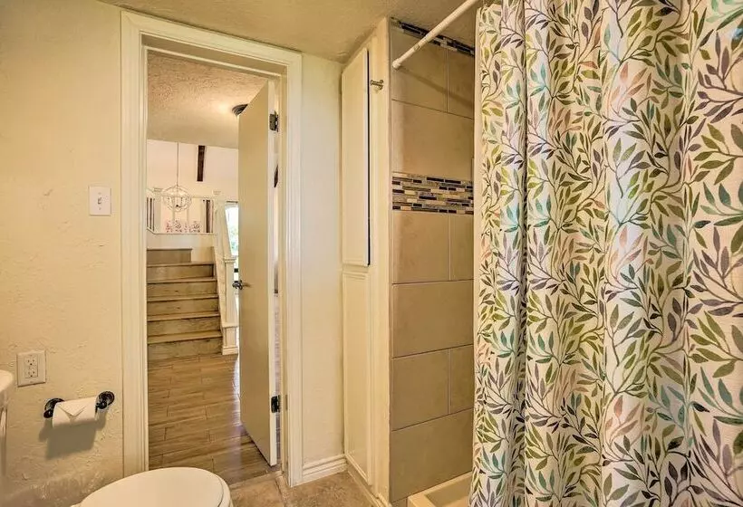 Modern Lake Conroe House W/ Lakefront Park & Deck!