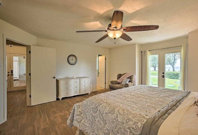 Modern Lake Conroe House W/ Lakefront Park & Deck!