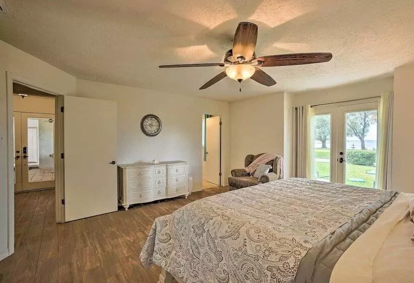 Modern Lake Conroe House W/ Lakefront Park & Deck!