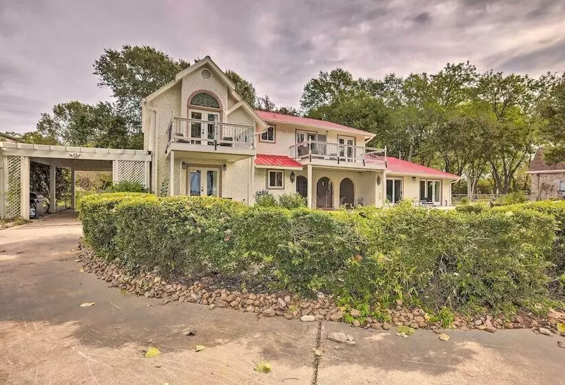 Modern Lake Conroe House W/ Lakefront Park & Deck!