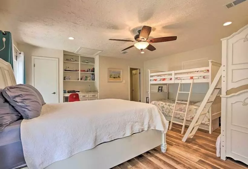 Modern Lake Conroe House W/ Lakefront Park & Deck!