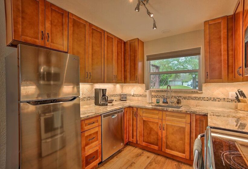 Modern Lake Conroe House W/ Lakefront Park & Deck!