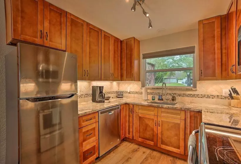 Modern Lake Conroe House W/ Lakefront Park & Deck!