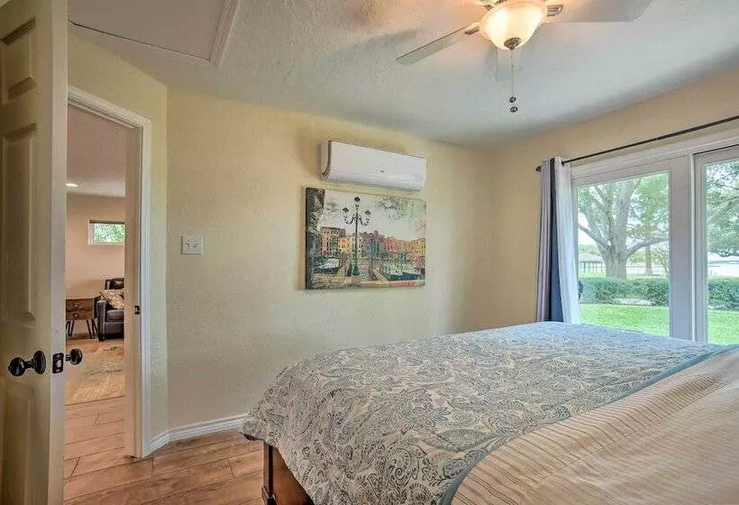 Modern Lake Conroe House W/ Lakefront Park & Deck!