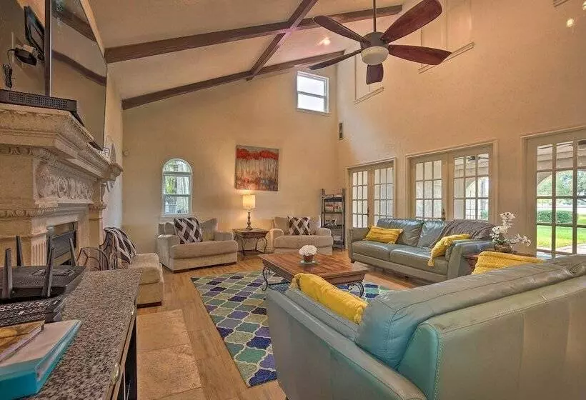 Modern Lake Conroe House W/ Lakefront Park & Deck!