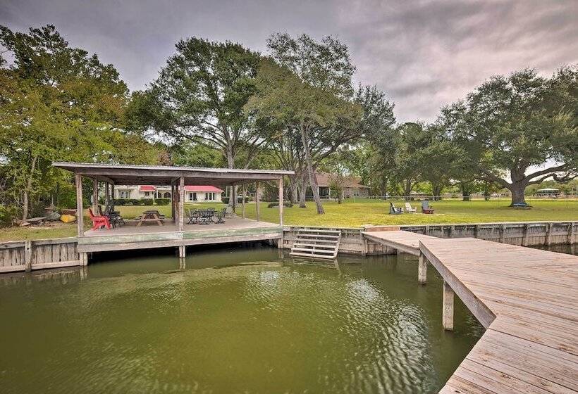 Modern Lake Conroe House W/ Lakefront Park & Deck!