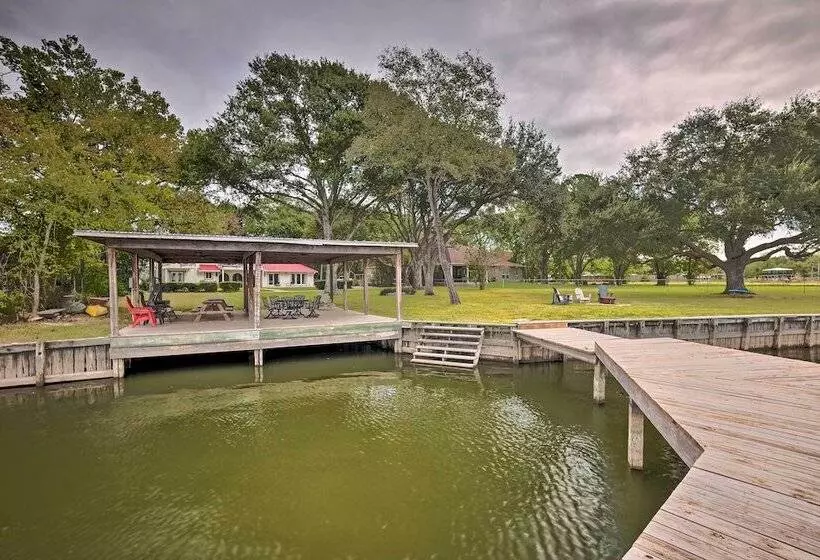 Modern Lake Conroe House W/ Lakefront Park & Deck!
