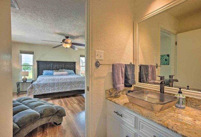 Modern Lake Conroe House W/ Lakefront Park & Deck!