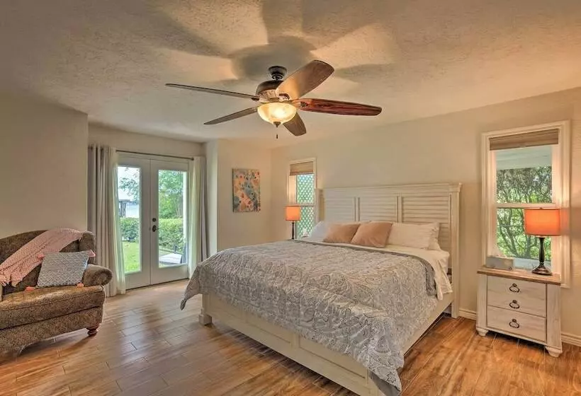 Modern Lake Conroe House W/ Lakefront Park & Deck!