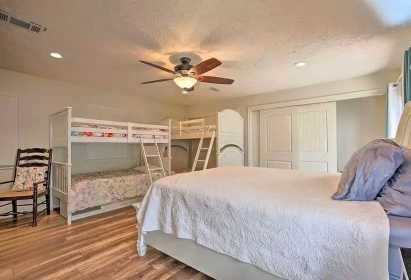 Modern Lake Conroe House W/ Lakefront Park & Deck!