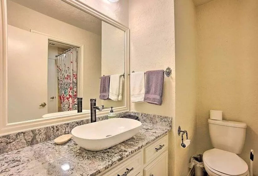 Modern Lake Conroe House W/ Lakefront Park & Deck!