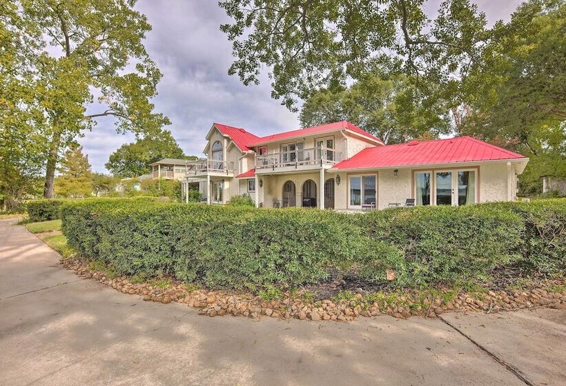 Modern Lake Conroe House W/ Lakefront Park & Deck!