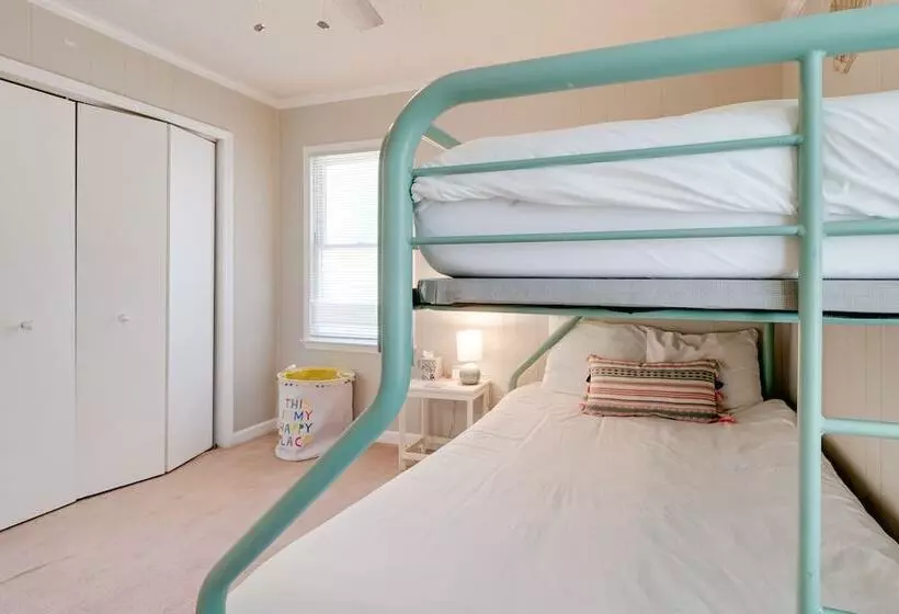 Oak Island Cottage W/ Spacious Backyard & Porch