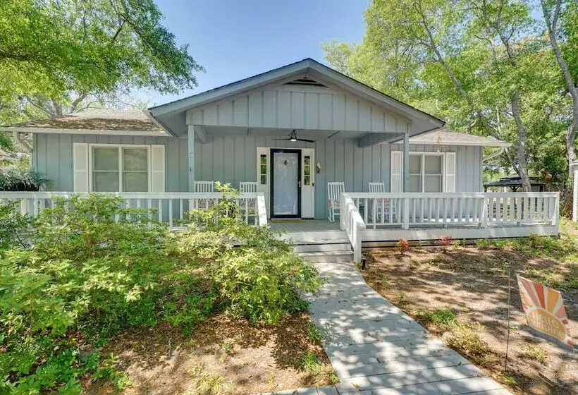 Oak Island Cottage W/ Spacious Backyard & Porch