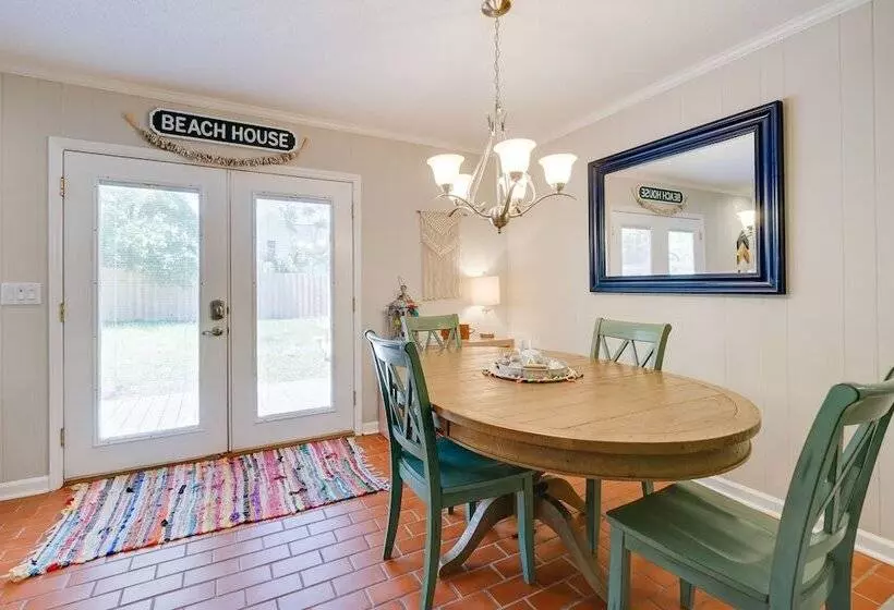 Oak Island Cottage W/ Spacious Backyard & Porch