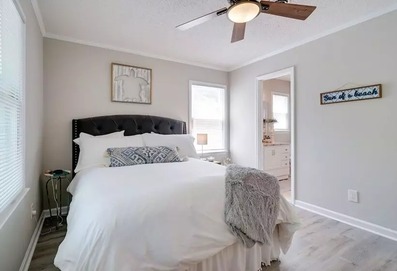 Oak Island Cottage W/ Spacious Backyard & Porch