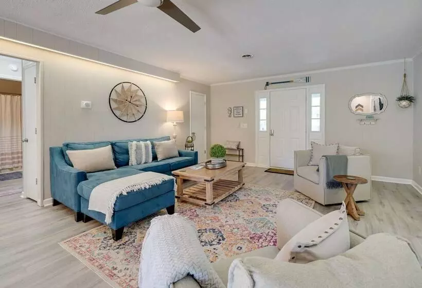 Oak Island Cottage W/ Spacious Backyard & Porch
