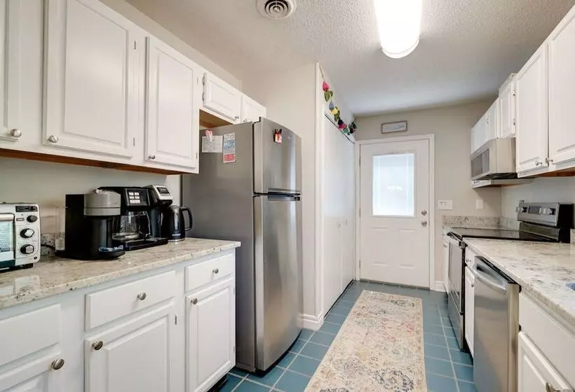 Oak Island Cottage W/ Spacious Backyard & Porch
